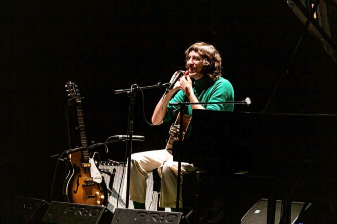 tim-bernardes-reflete-sobre-o-tempo-antes-de-show:-“o-que-vem-agora?”