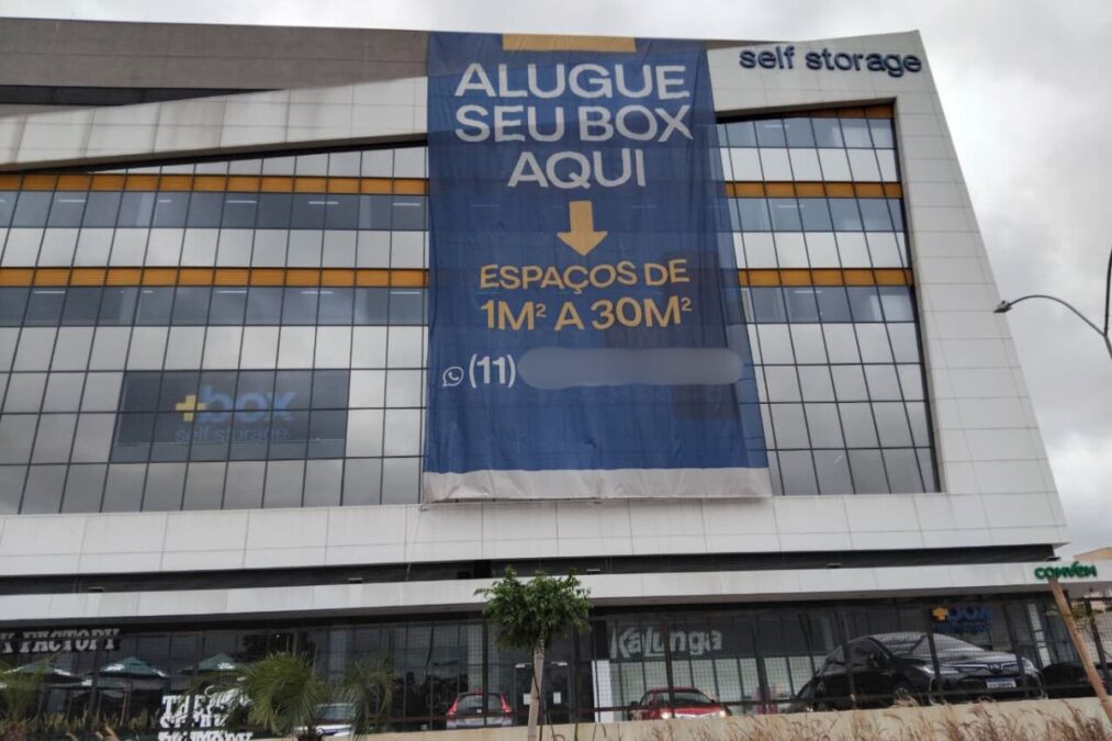 Cidade Limpa: empresa mantém painel gigante mesmo após duas autuações