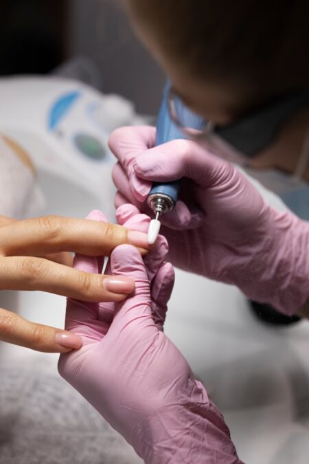 Anvisa proíbe compostos usados em esmaltes em gel por risco de câncer e infertilidade