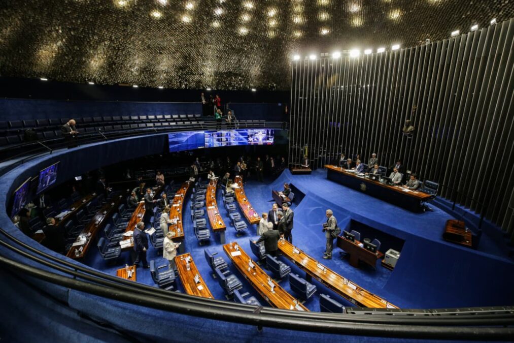 Senado aprova MP do setor elétrico e texto vai à sanção