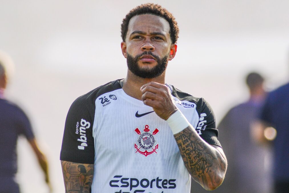 Mulher diz estar grávida de Memphis Depay e revela sumiço do jogador