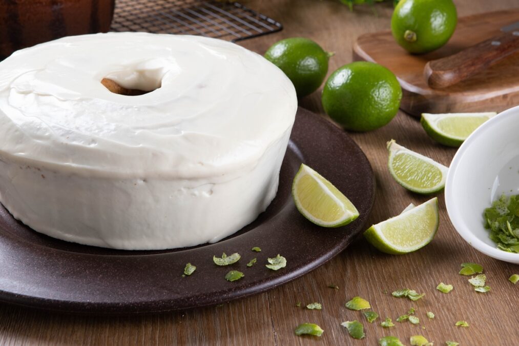 Bolo de limão de liquidificador é perfeito, simples e fofinho; aprenda