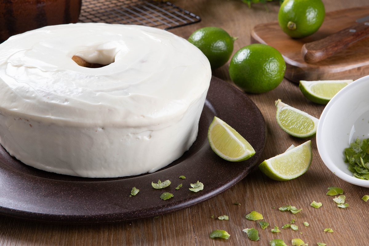 Bolo de limão de liquidificador é perfeito, simples e fofinho; aprenda