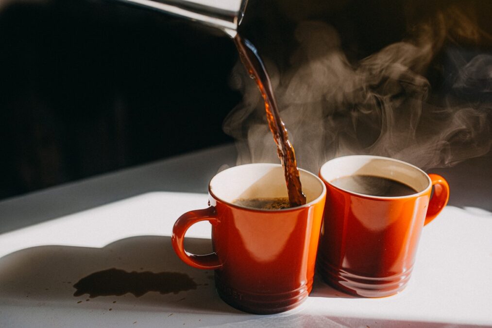 Café com leite ou puro? Ciência revela qual é melhor para a saúde