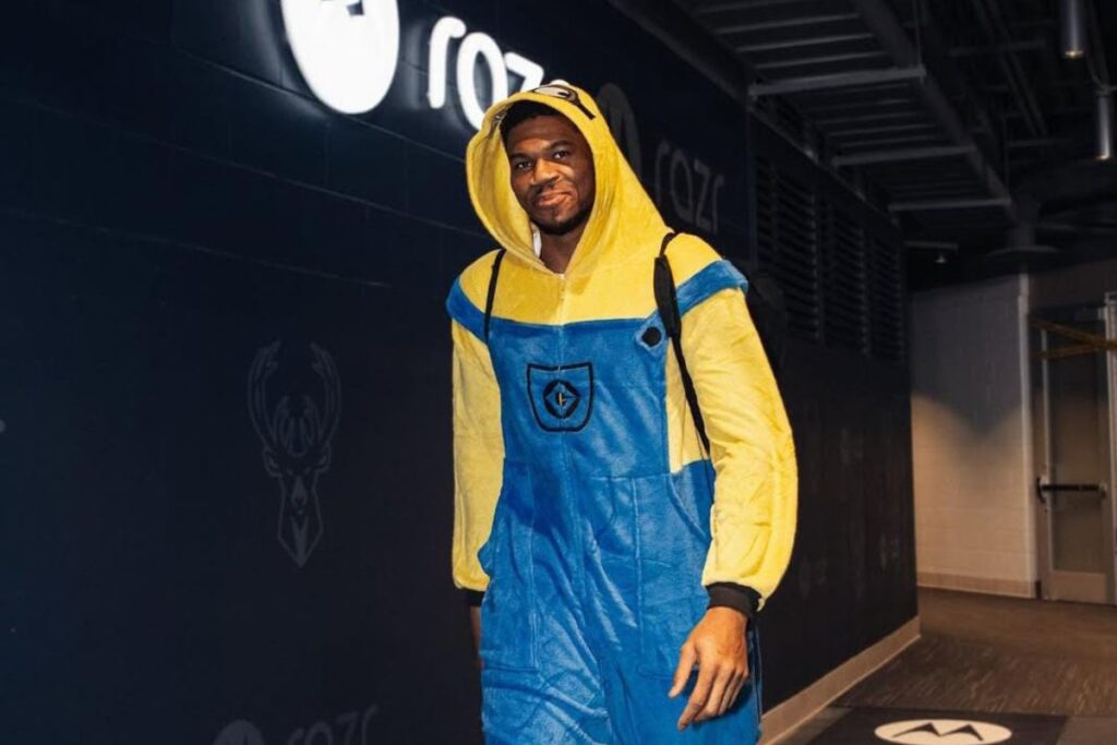 antetokounmpo-veste-fantasia-de-minion-em-jogo-contra-warriors