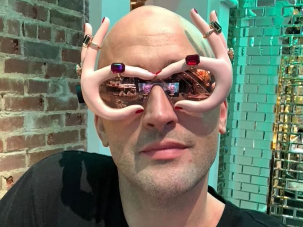 thales-bretas-presta-homenagem-a-paulo-gustavo-no-dia-em-que-o-humorista-completaria-47-anos