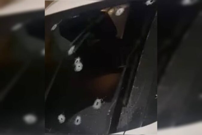 mae-e-filha-sao-fuziladas-com-mais-de-20-tiros-dentro-de-carro-no-rj