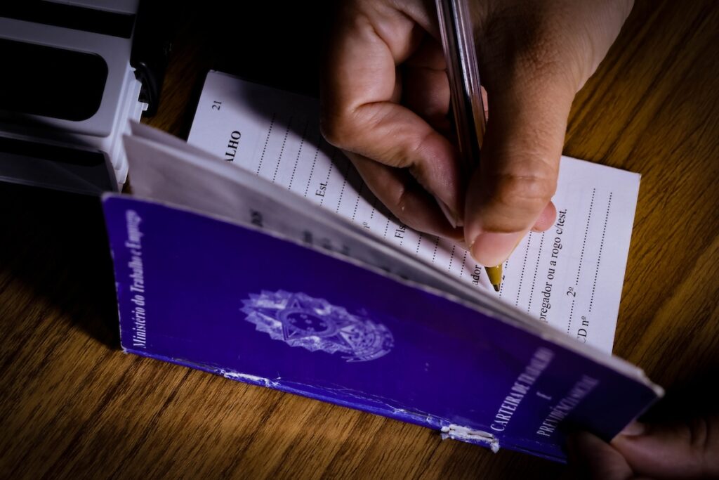 no-trimestre,-desemprego-se-mantem-em-5,6%-e-repete-minima-historica