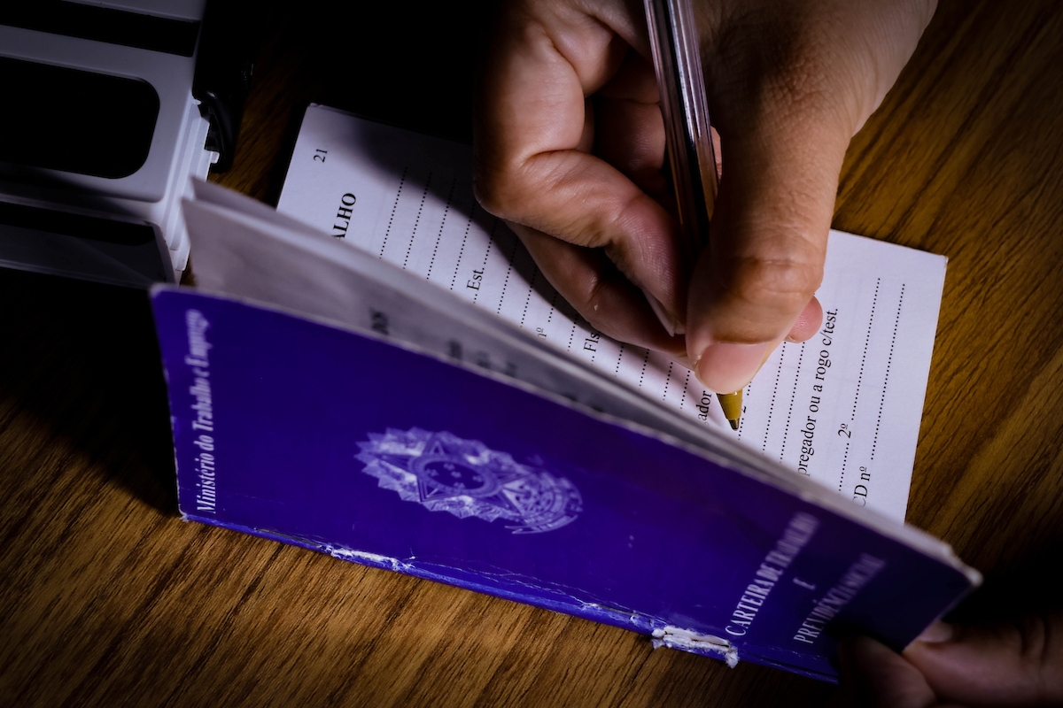 no-trimestre,-desemprego-se-mantem-em-5,6%-e-repete-minima-historica