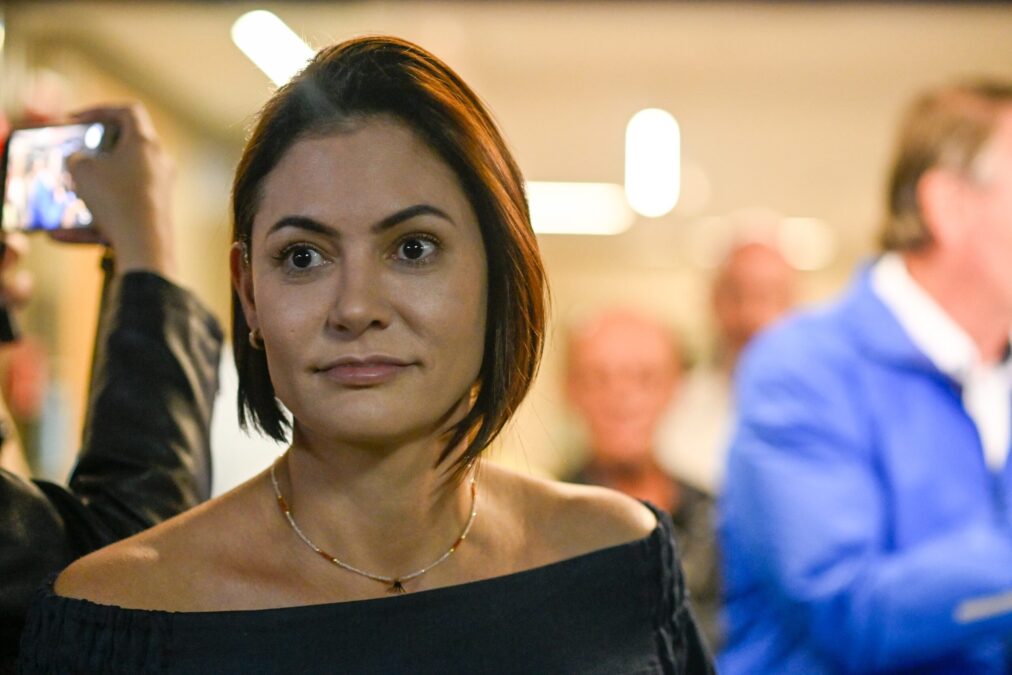 Em manifesto, Michelle Bolsonaro defende megaoperação e critica Lula