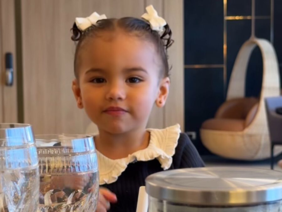 Tagarela! Mavie, filha de Neymar e Biancardi, encanta a web ao detalhar passeio no shopping