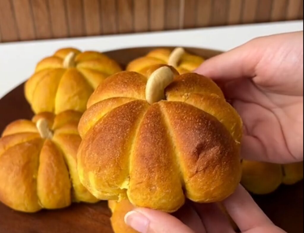 pao-de-abobora:-preparo-facil-que-vai-roubar-a-cena-no-halloween