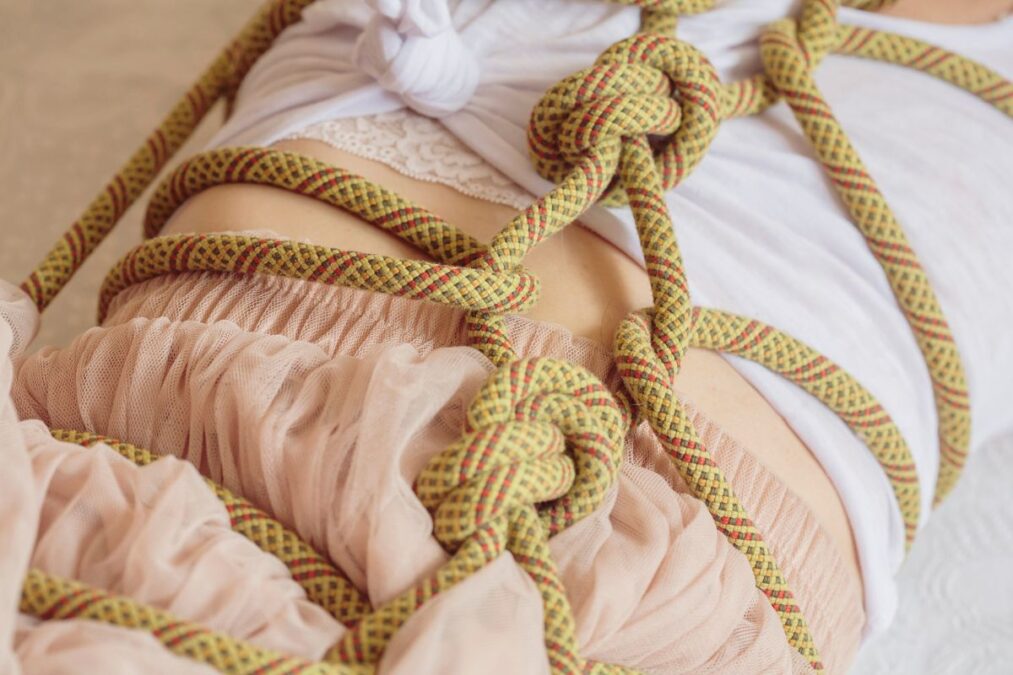 Shibari: entenda técnicas e posições sexuais para explorar o fetiche