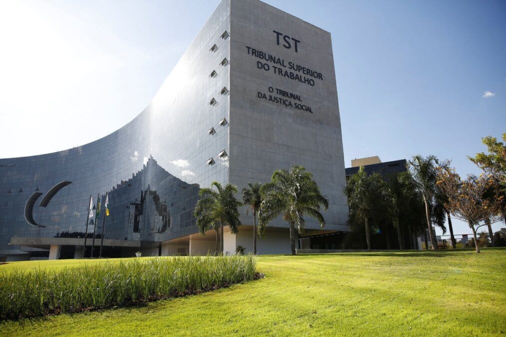 Empresa é condenada por coagir funcionários a votarem em Bolsonaro