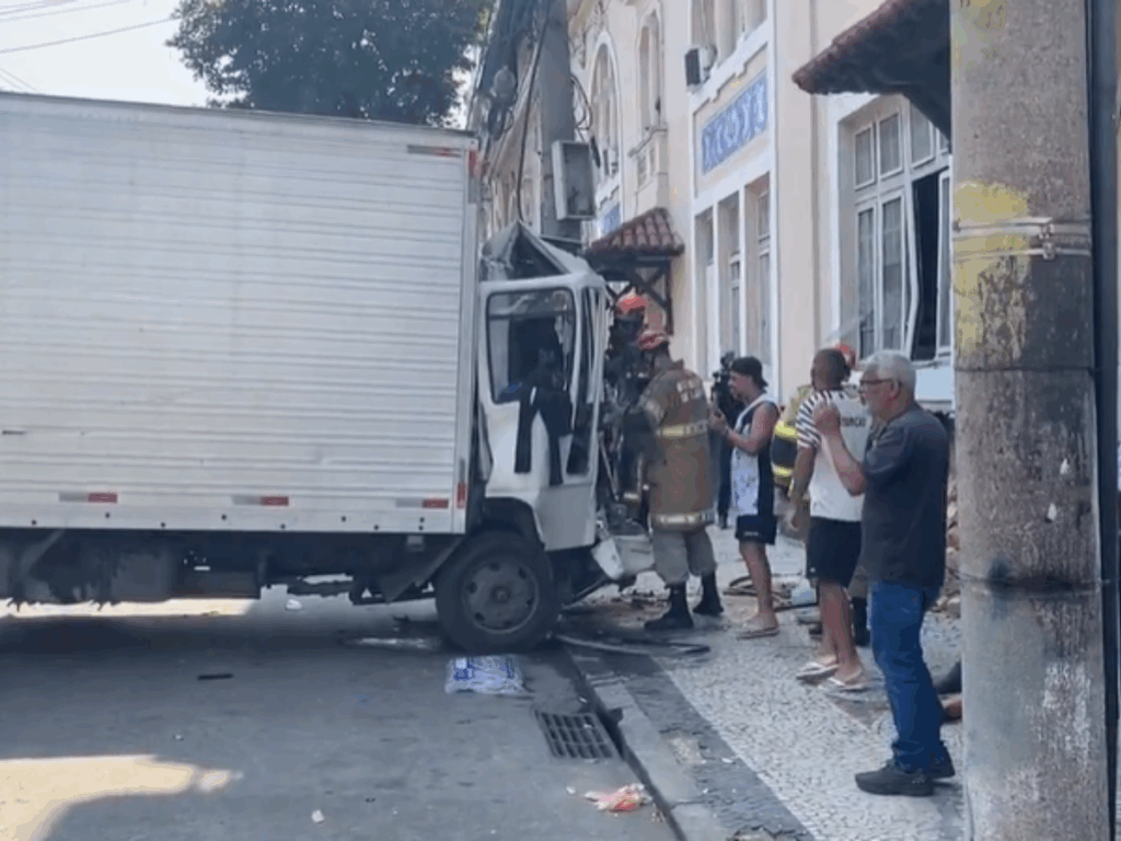 onibus-da-base-do-botafogo-fica-em-meio-a-operacao-policial-na-linha-amarela