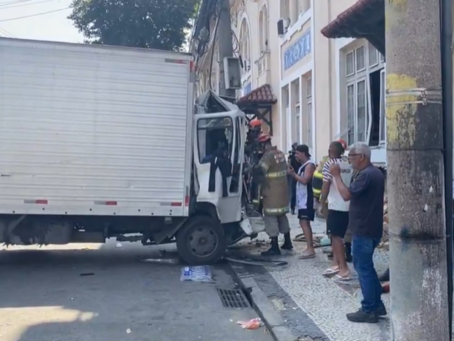 Ônibus da base do Botafogo fica em meio a operação policial na Linha Amarela