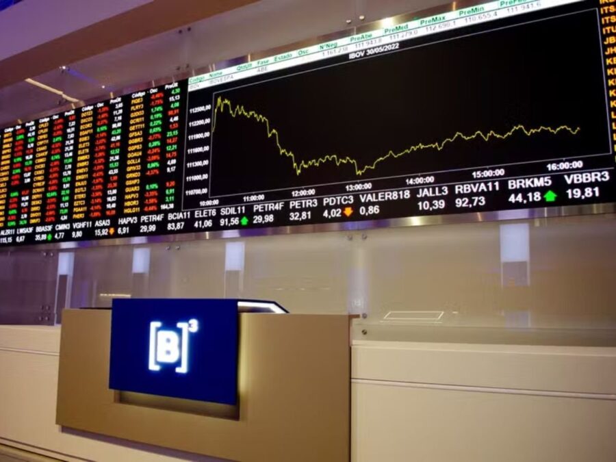 Ibovespa alcança marca histórica e encerra outubro em alta; dólar tem leve recuo