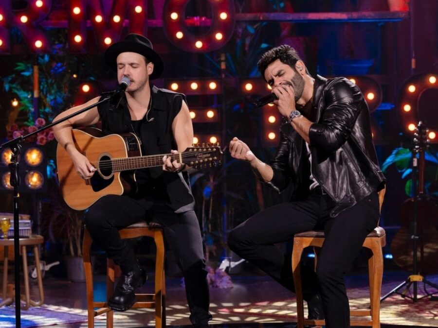 Israel e Rodolffo surpreendem fãs com mesa de sinuca em performance na gravação de DVD