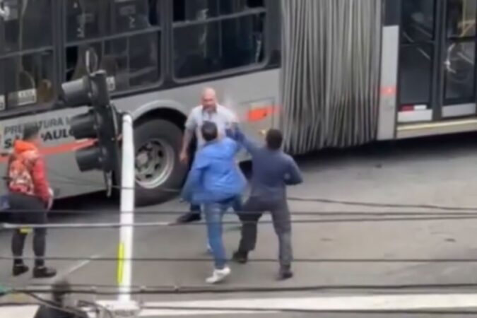 motorista-de-onibus-e-atingido-com-spray-de-pimenta-apos-briga-em-sp