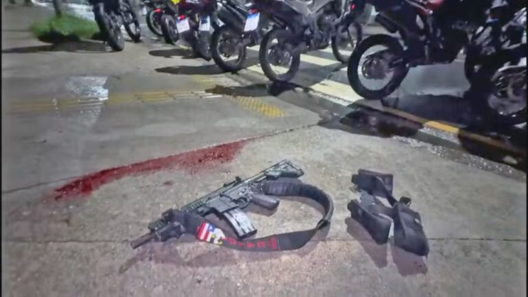 Fuzil apreendido na Operação Contenção — Foto: Reprodução/TV Globo