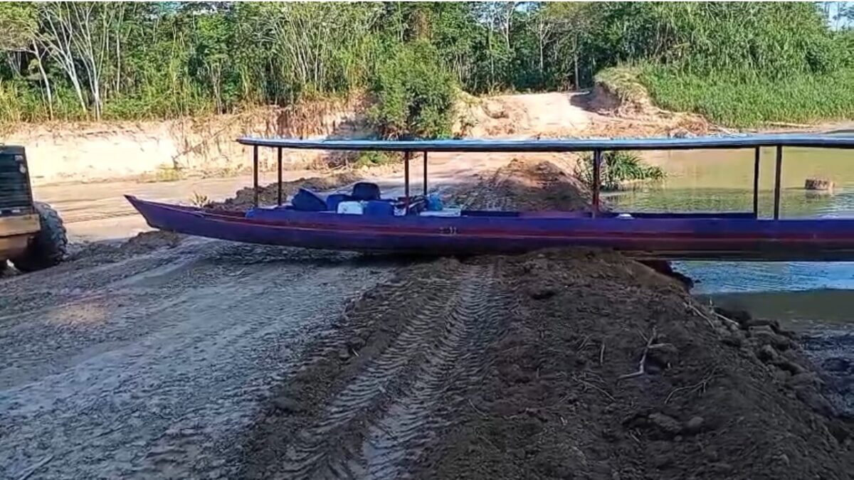 MPAC apura bloqueio do Rio Iaco causado por toras de madeira em Sena Madureira
