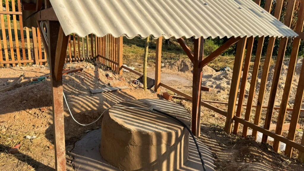Comunidade escolar da Aldeia Nova Moema celebra a chegada do poço que garante água potável à escola. Foto: cedida