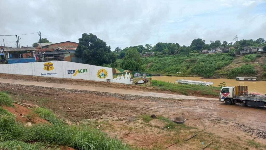 Obra tem 90m de extensão e representa um marco para a mobilidade e a qualidade de vida das famílias ribeirinhas. Foto: Felipe Costa/Deracre