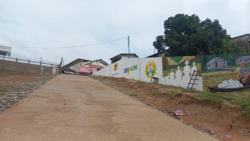 Obra tem 90 metros de extensão e representa um marco para a mobilidade e a qualidade de vida das famílias ribeirinhas. Foto: Felipe Costa/Deracre