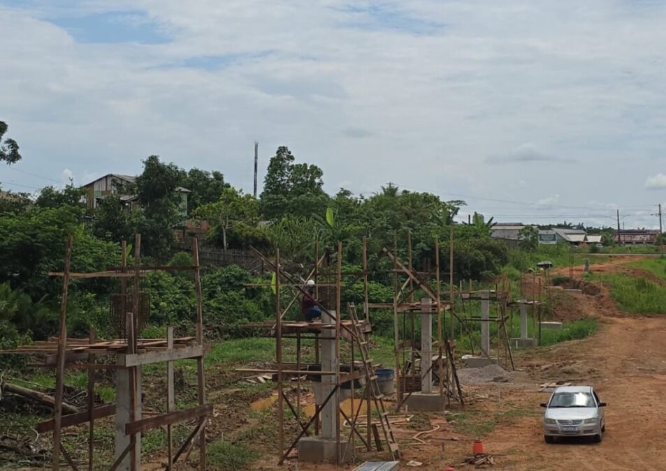 Deracre avança na pavimentação e nas obras de passarela do Ramal do Adolar, em Sena Madureira
