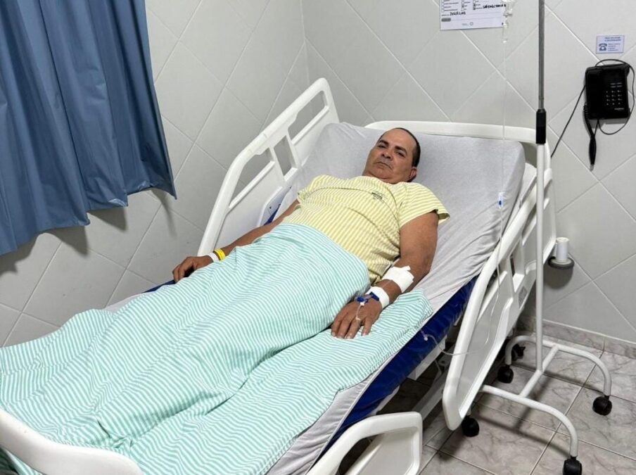 Prefeito de Santa Rosa do Purus, Tamir Sá, realiza cirurgia nas pernas e passa por recuperação