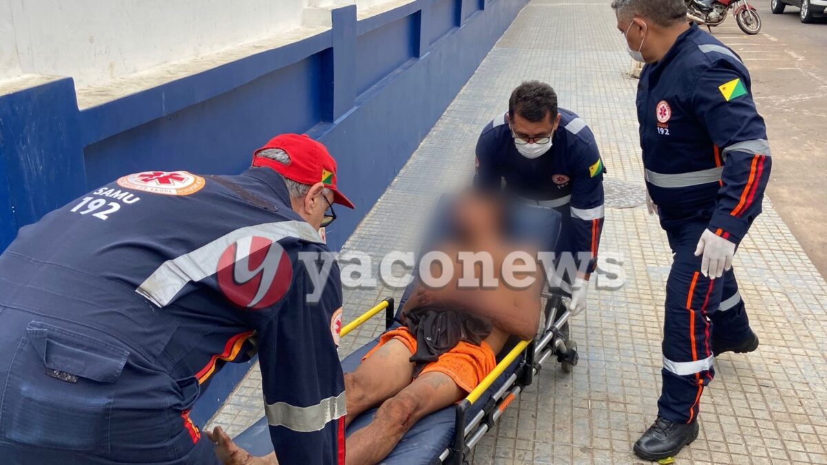 Morador em situação de rua é brutalmente agredido e tem o braço quebrado no centro de Rio Branco