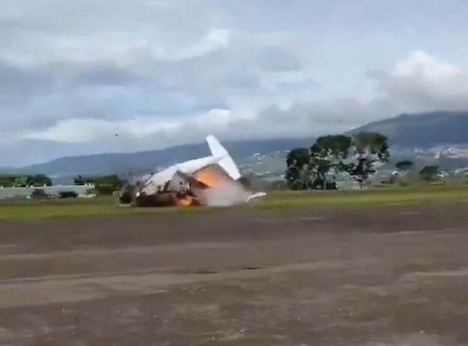 Aeronave cai durante decolagem na Venezuela e deixa dois mortos
