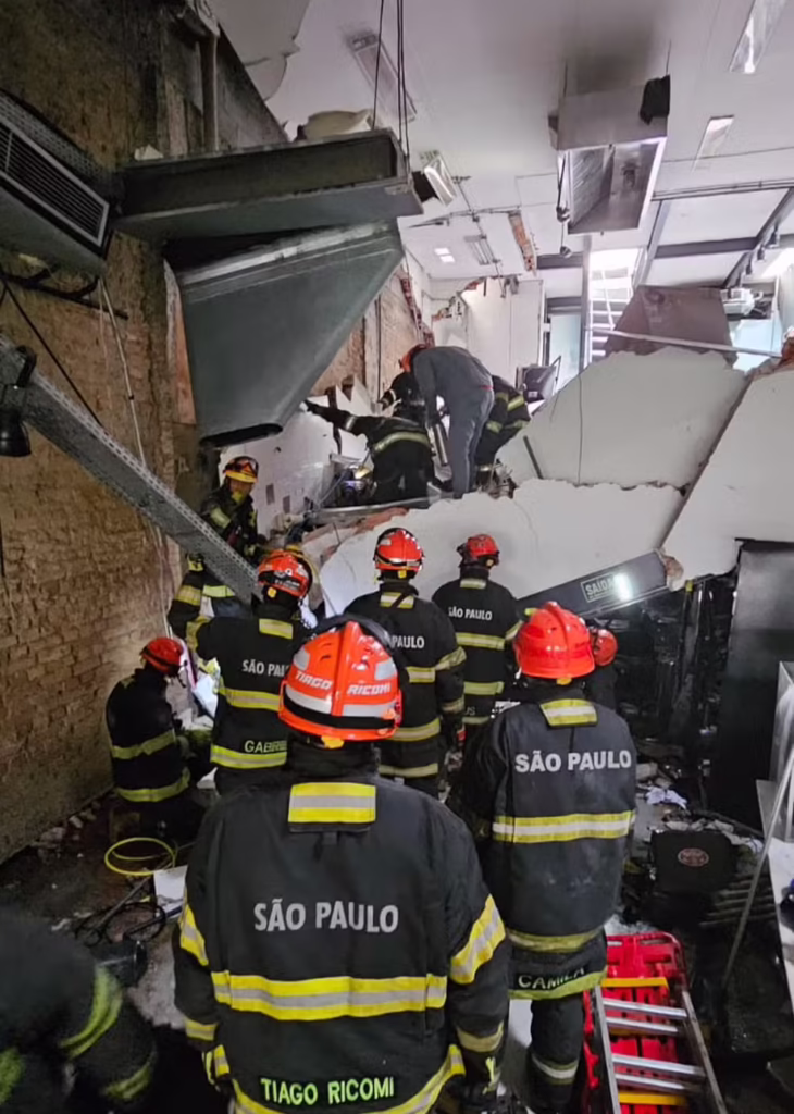 Teto de restaurante desaba em SP — Foto: Reprodução/Corpo de Bombeiros