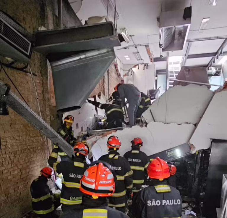 Teto de restaurante desaba em SP — Foto: Reprodução/Corpo de Bombeiros