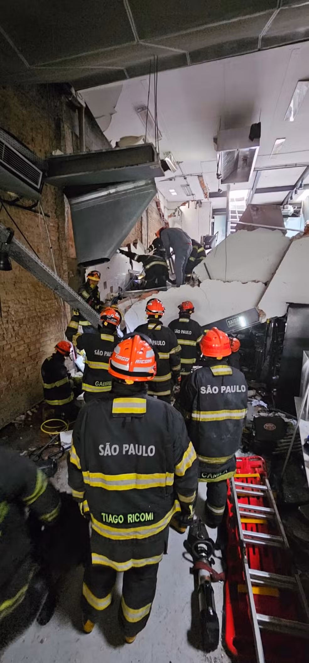 Teto de restaurante desaba em SP — Foto: Reprodução/Corpo de Bombeiros