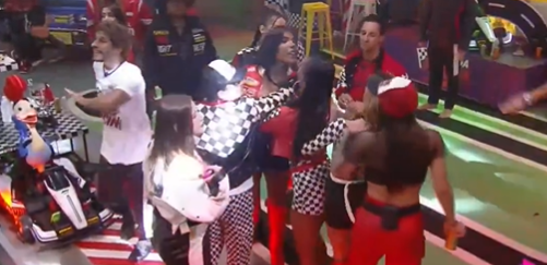 “a-fazenda-17”:-briga-generalizada,-balde-de-gelo-e-pixote-deixa-o-palco-apos-confusao