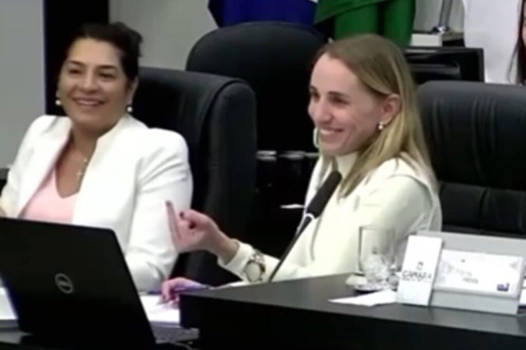 em-tom-de-brincadeira,-vereadora-“mostra-dedo”-para-colega-em-sessao