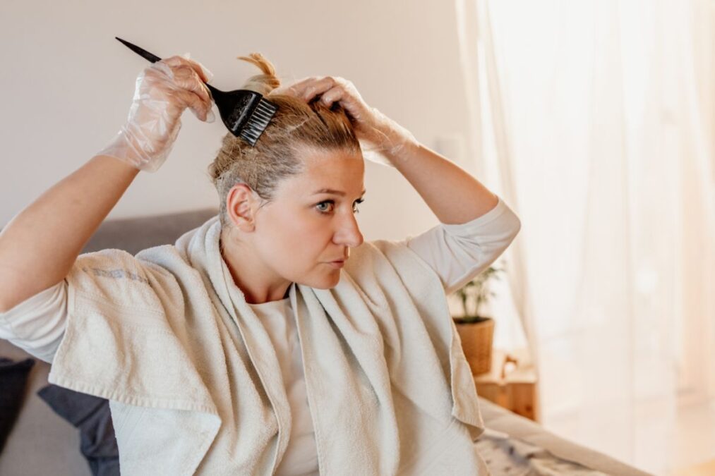 Expert revela o intervalo ideal e seguro para retocar a raiz do cabelo