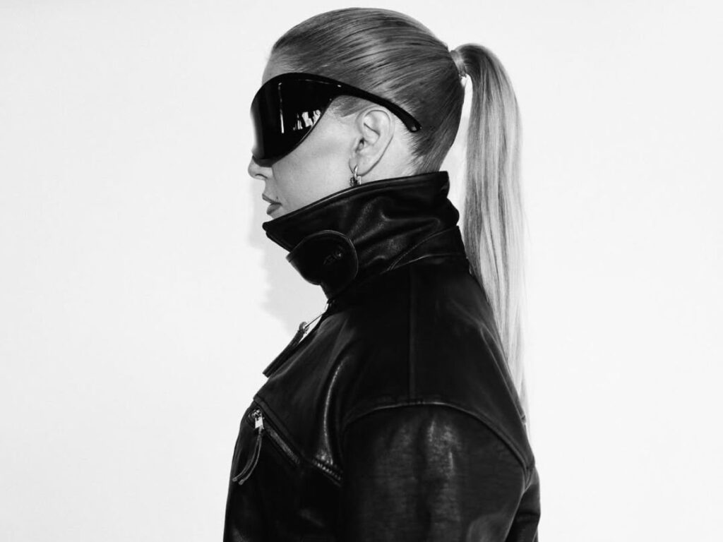 deborah-secco-brilha-em-look-preto-de-grife-em-evento-em-sao-paulo