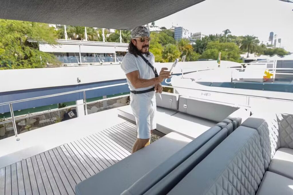 bell-marques-compra-luxuosa-lancha-de-r$-14-milhoes.-veja-fotos