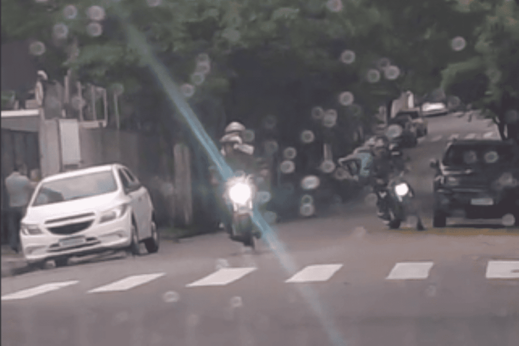 Imagens mostram assalto ocorrido antes de tiroteio em avenida de SP
