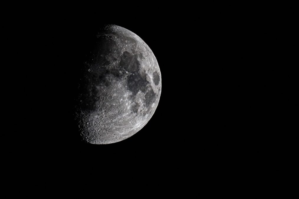 Lado oculto da Lua é “janela para o passado”, segundo especialista