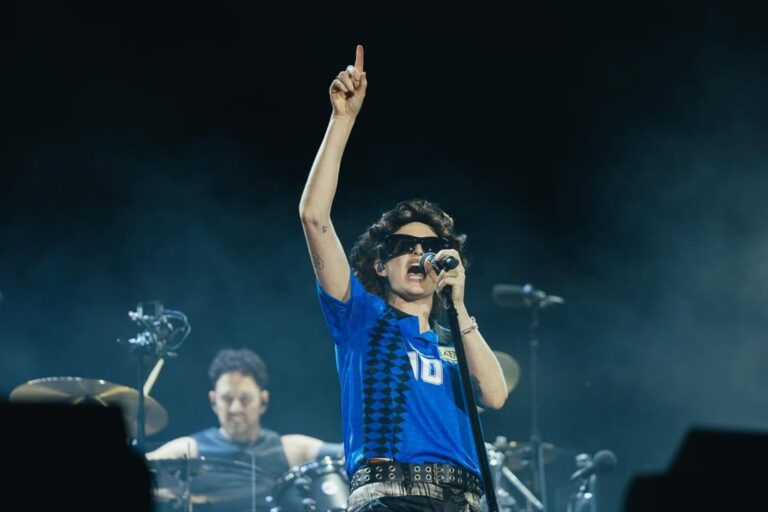 vocalista-do-linkin-park-abre-show-fantasiada-de-maradona.-assista