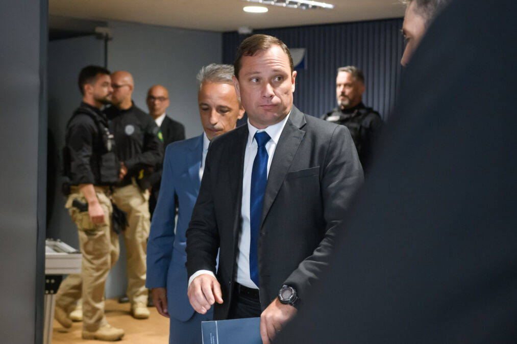 Após ação concluída, Mauro Cid vai ao STF para retirar tornozeleira