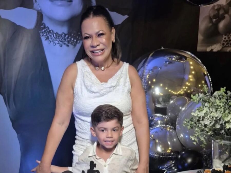 Dona Ruth festeja 57 anos com o neto Léo, filho de Marília Mendonça