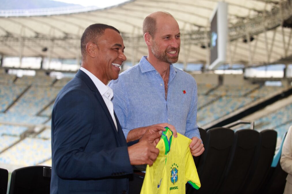 Príncipe William é presenteado com camisa da Seleção Brasileira