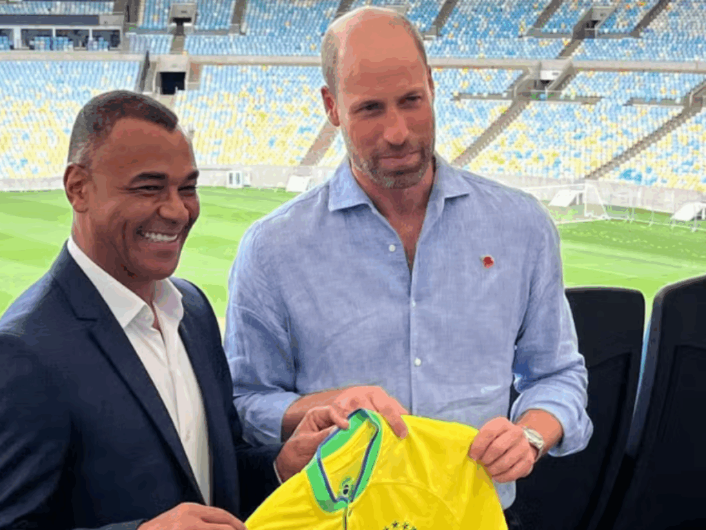 coroa-em-campo:-principe-william-marca-gol-de-penalti-em-visita-ao-maracana