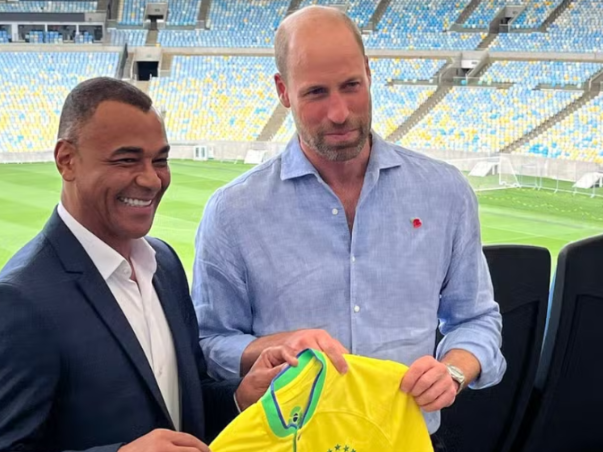 Coroa em campo: Príncipe William marca gol de pênalti em visita ao Maracanã
