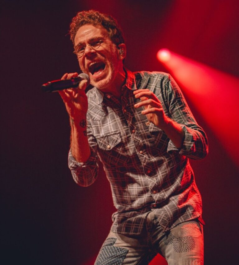 critica:-nando-reis-emociona-com-show-repleto-de-classicos-e-nostalgia-em-sao-paulo