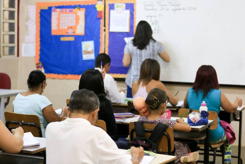 ensino-noturno:-numero-de-turmas-para-adultos-despenca-67%-em-10-anos